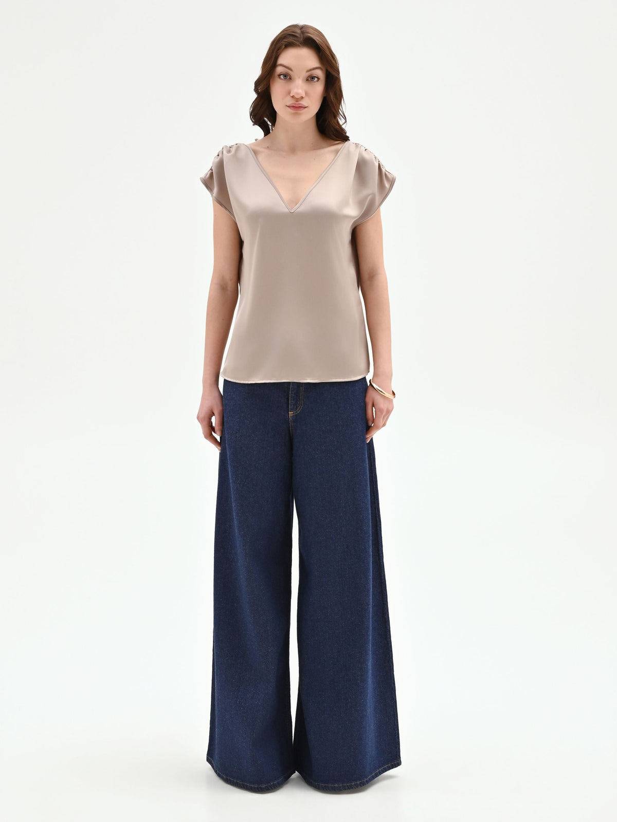 Top tortora beige in raso con maniche a petalo