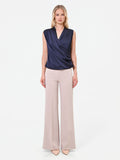 Top in raso blu navy con scollo incrociato