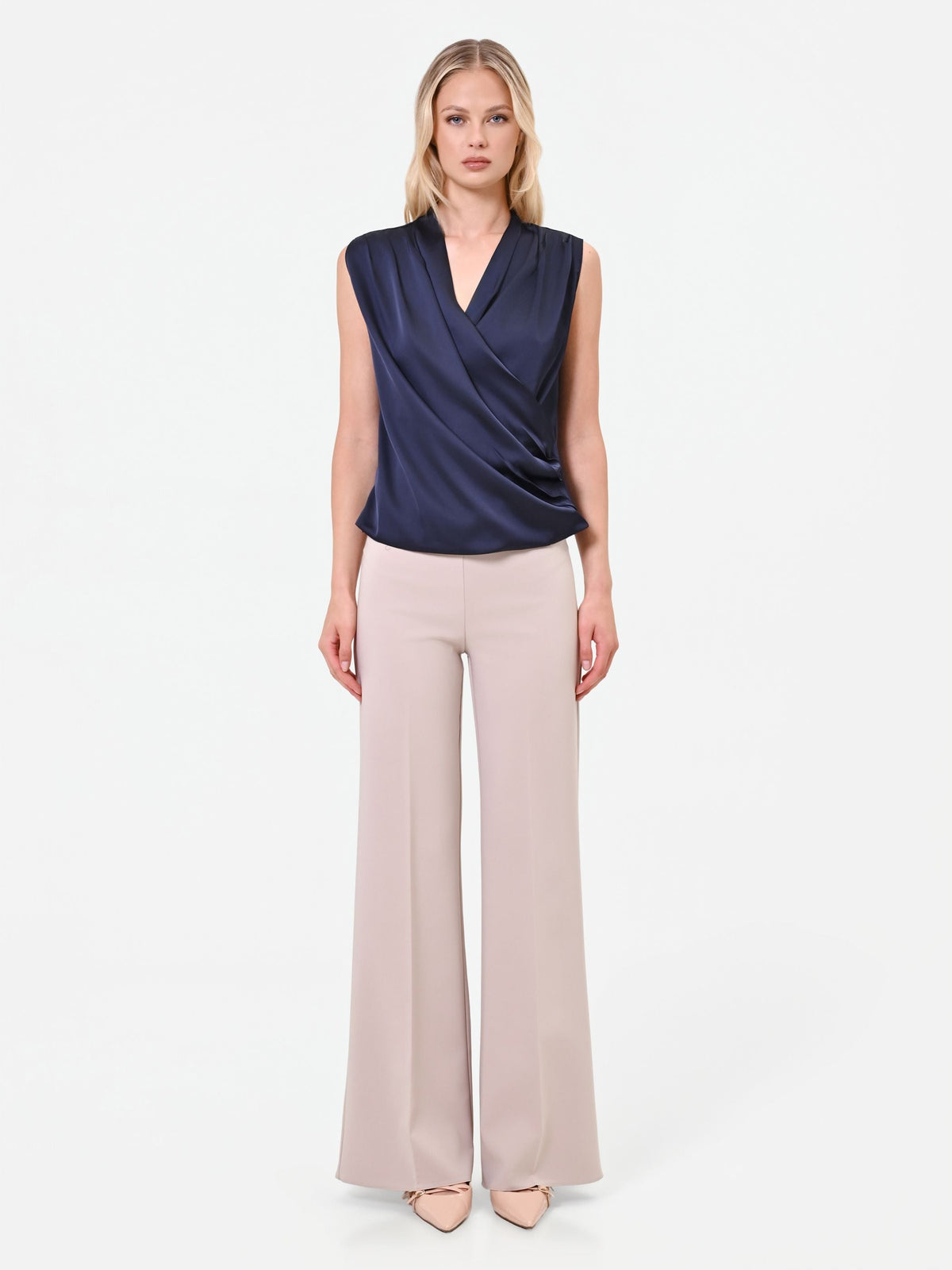 Top in raso blu navy con scollo incrociato
