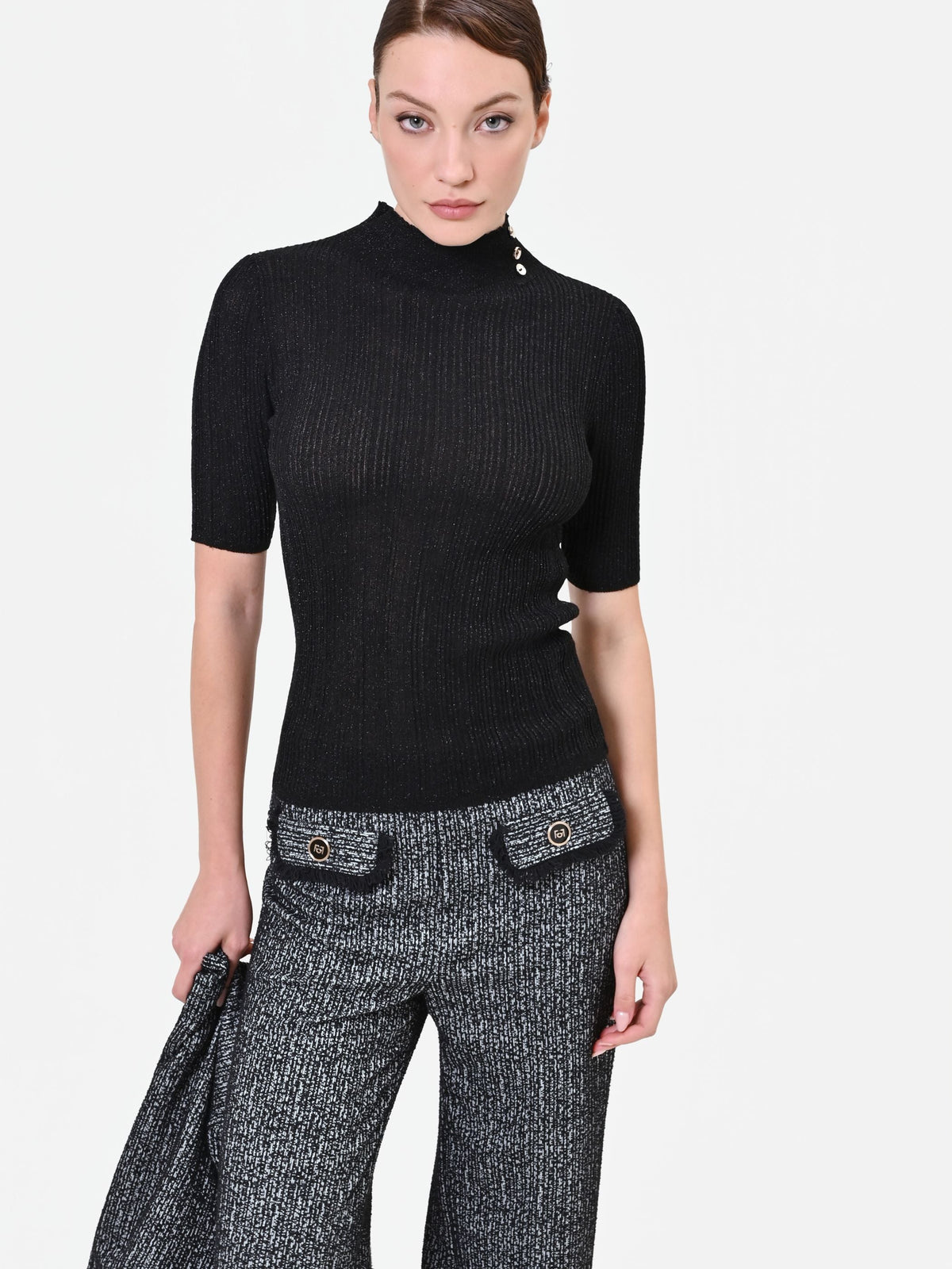 Maglia nera a costine con bottoni decorativi in misto viscosa