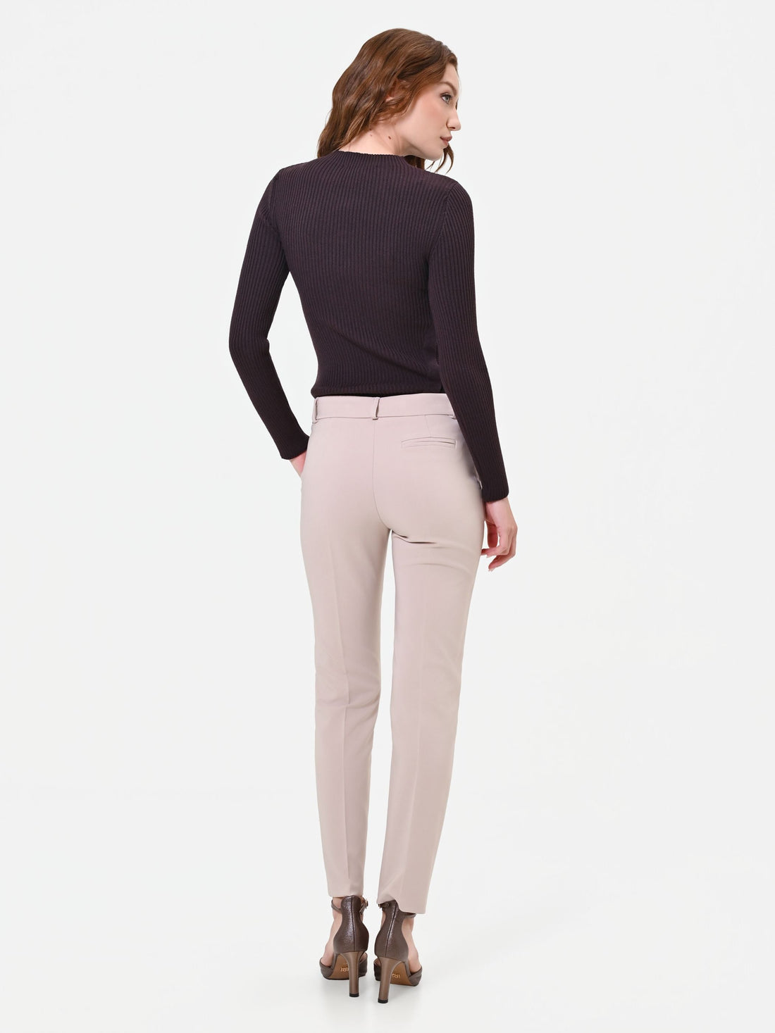 Pantalone a sigaretta tortora beige con piega centrale