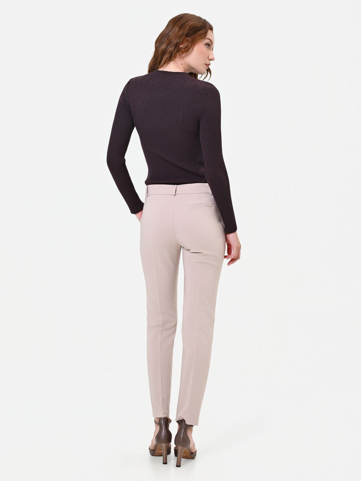 Pantalone a sigaretta tortora beige con piega centrale