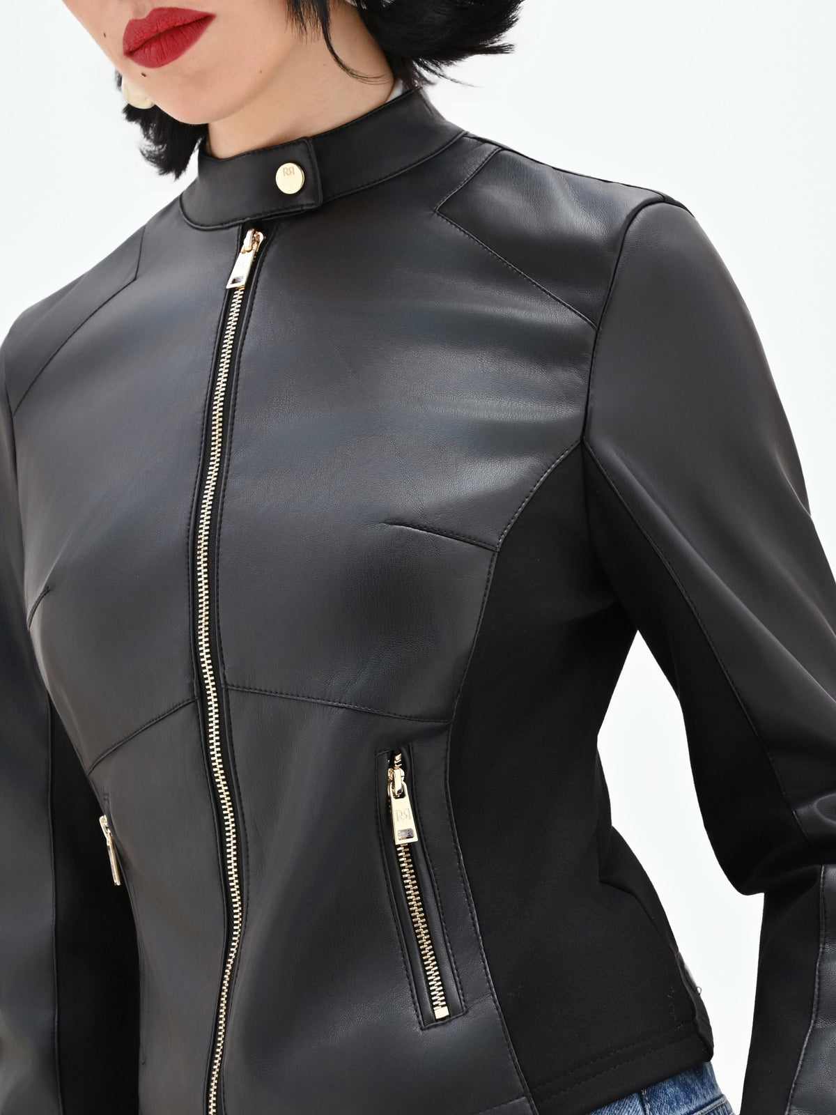 Giubbino nero effetto pelle con zip dorate