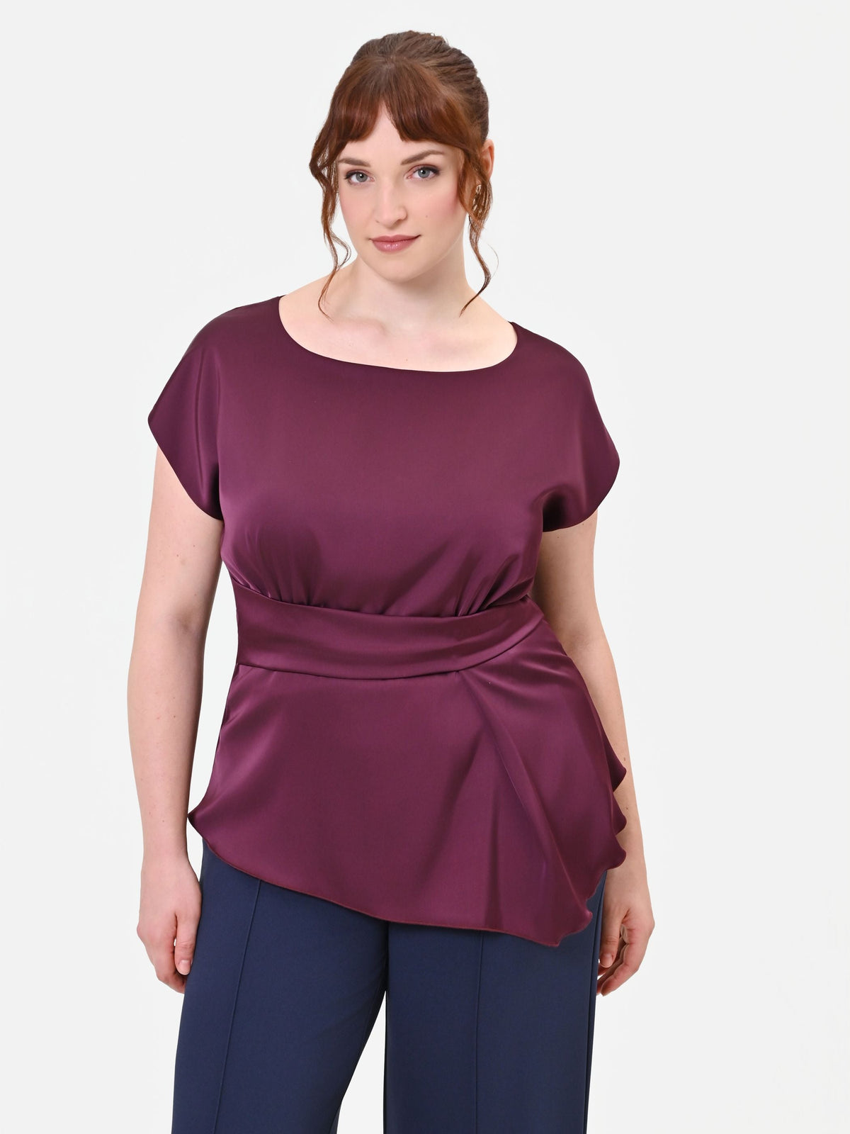 Blusa Curvy in raso bordeaux con drappeggio asimmetrico