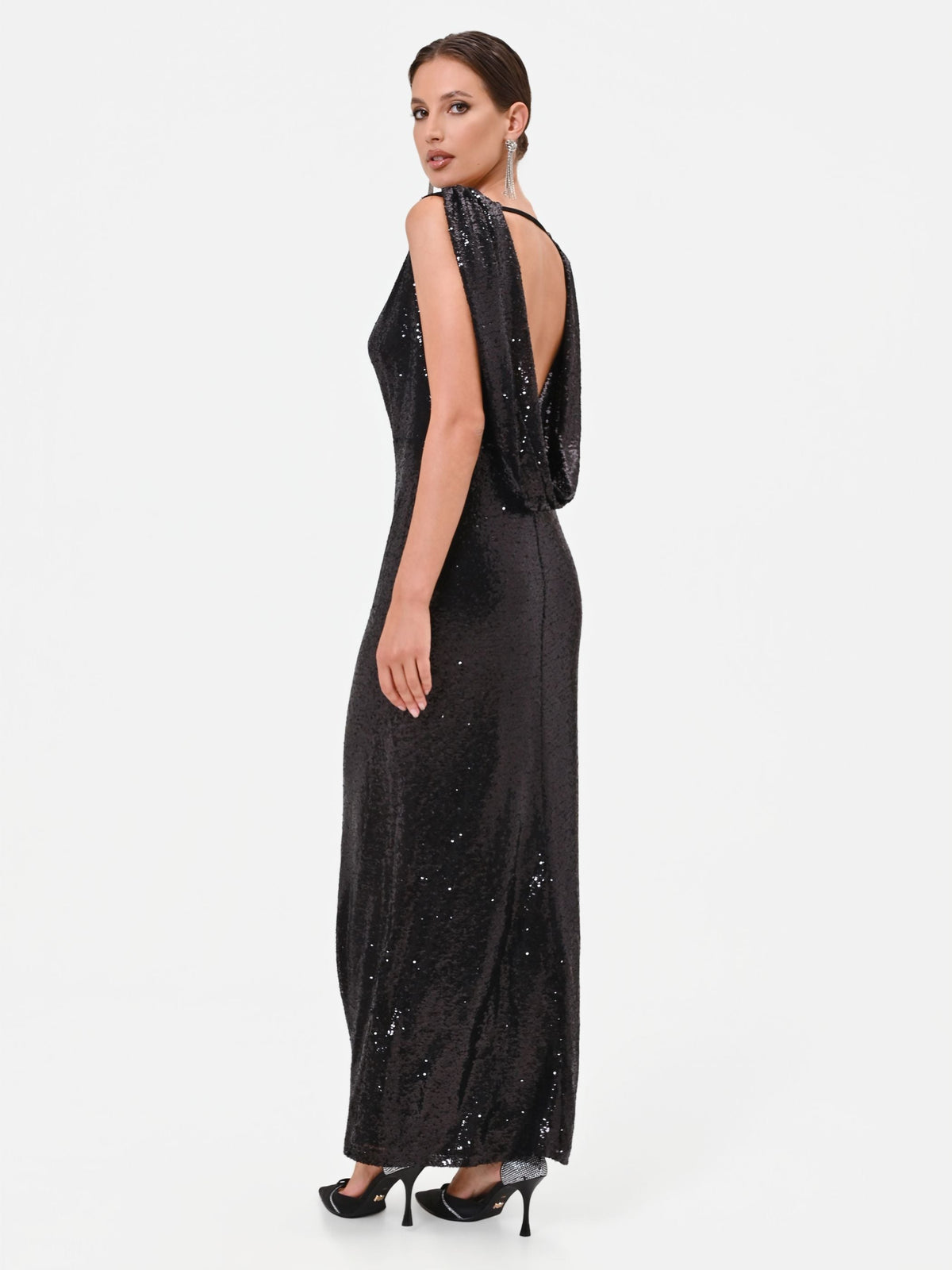 Abito lungo nero in paillettes con scollo posteriore drappeggiato