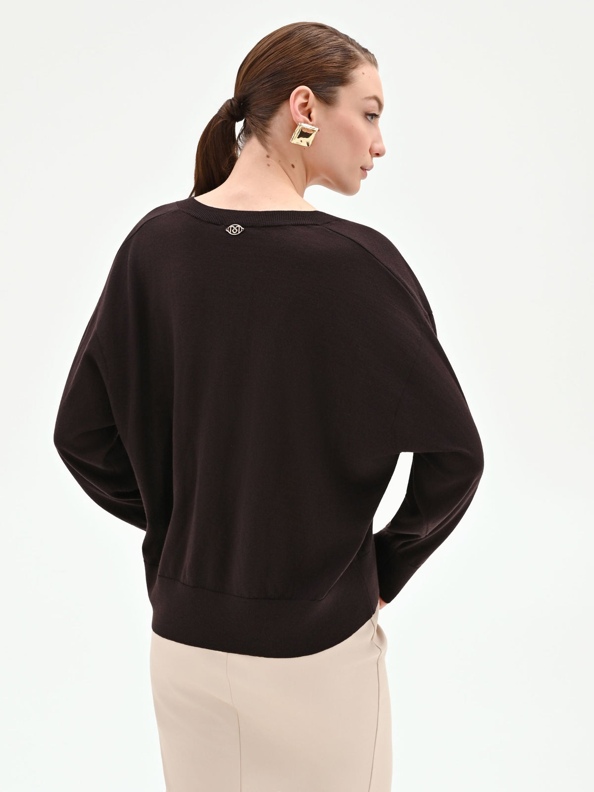 Maglia color cioccolato con scollo a v