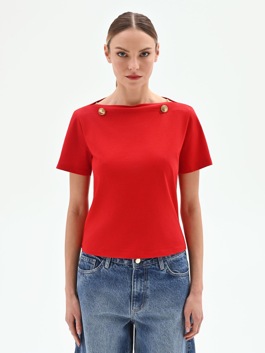 T-shirt rossa con dettagli oro