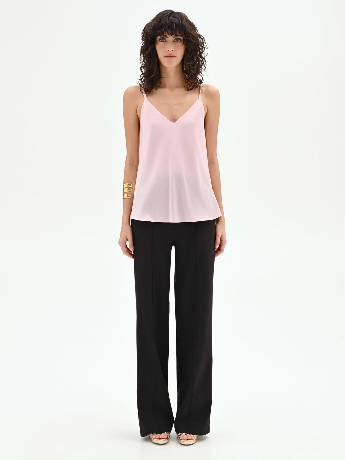 Top in raso rosa pastello con scollo a v