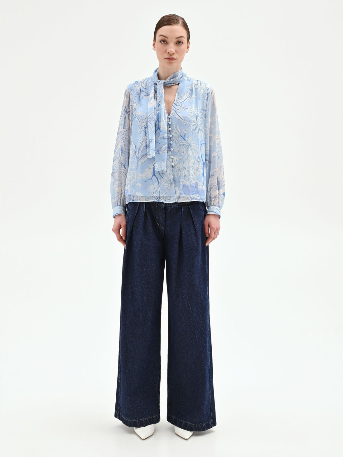 Blusa azzurra in raso con stampa foliage