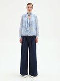 Blusa azzurra in raso con stampa foliage