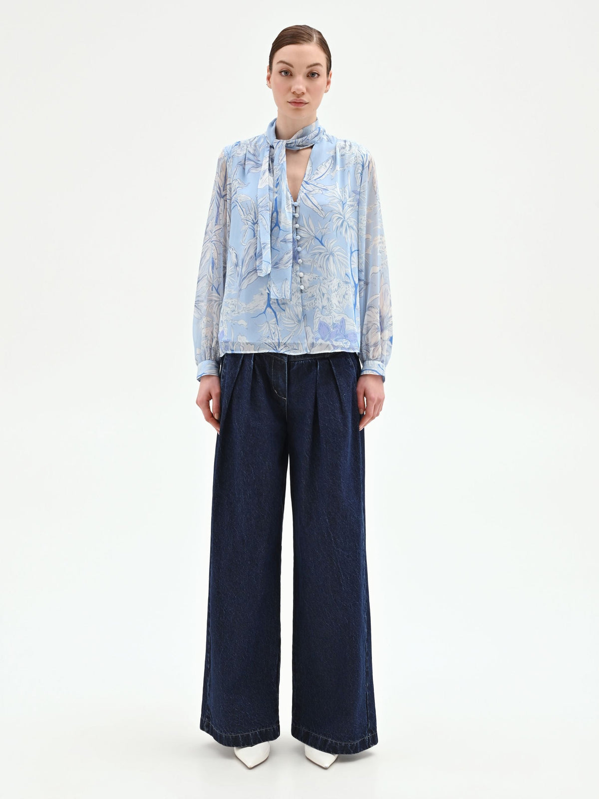 Blusa azzurra in raso con stampa foliage