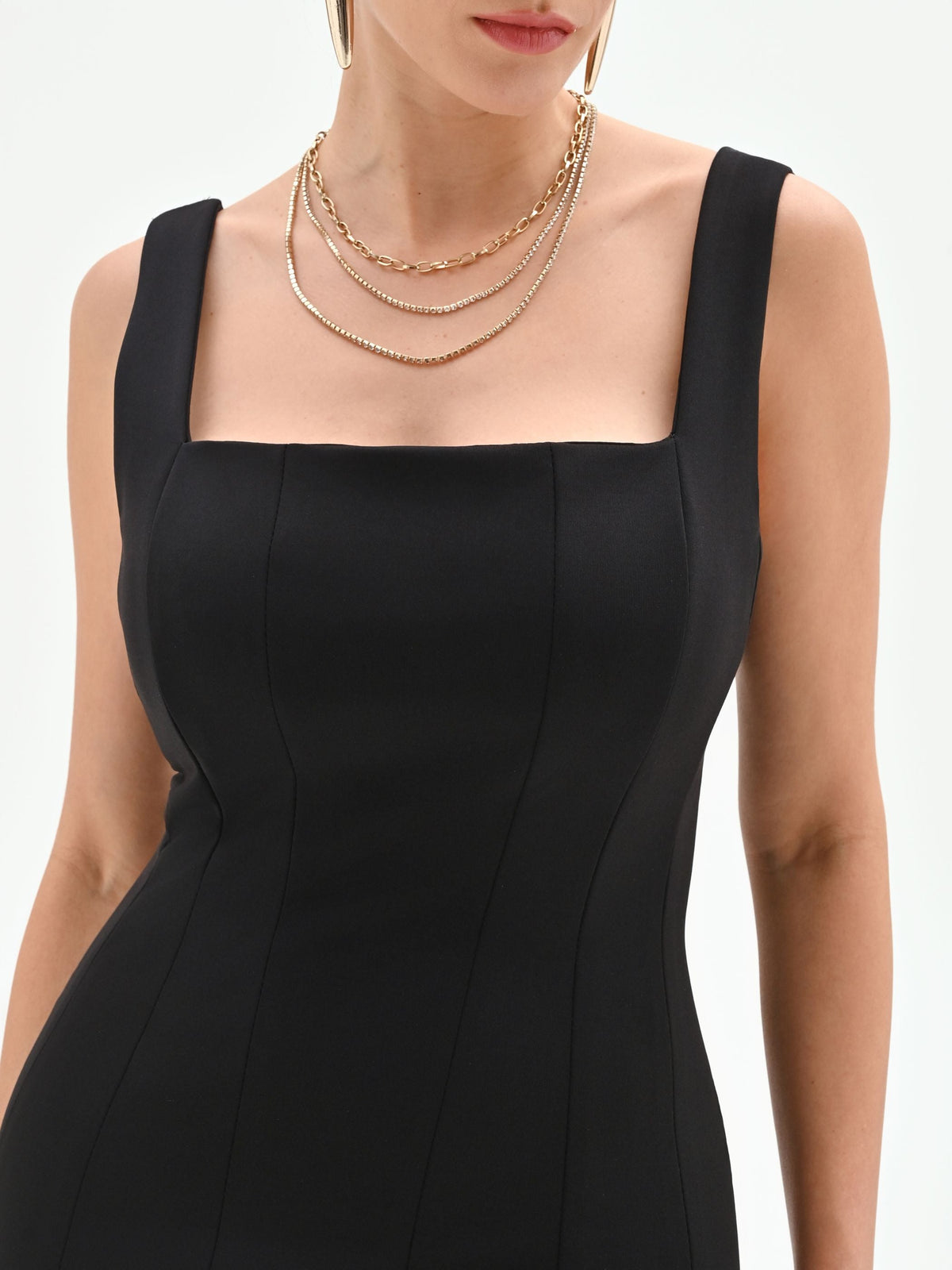Tubino midi nero con scollo quadrato