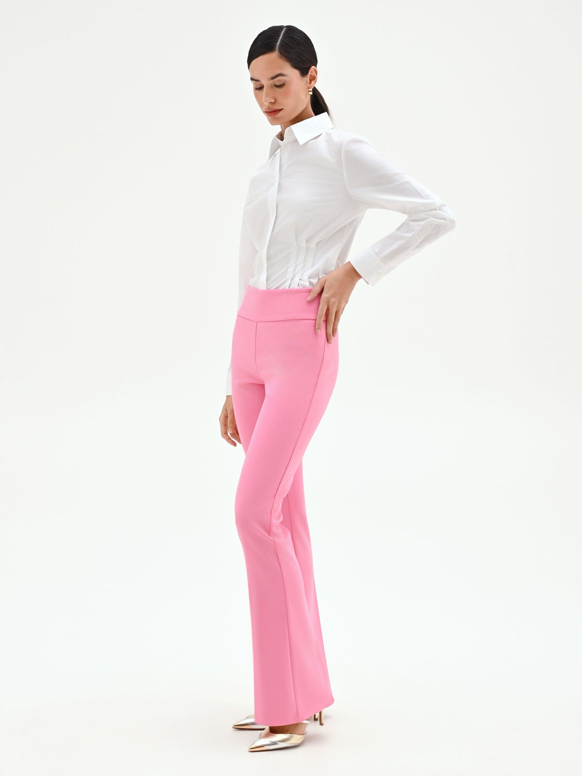 Pantalone rosa mid flared a vita alta con piega stirata