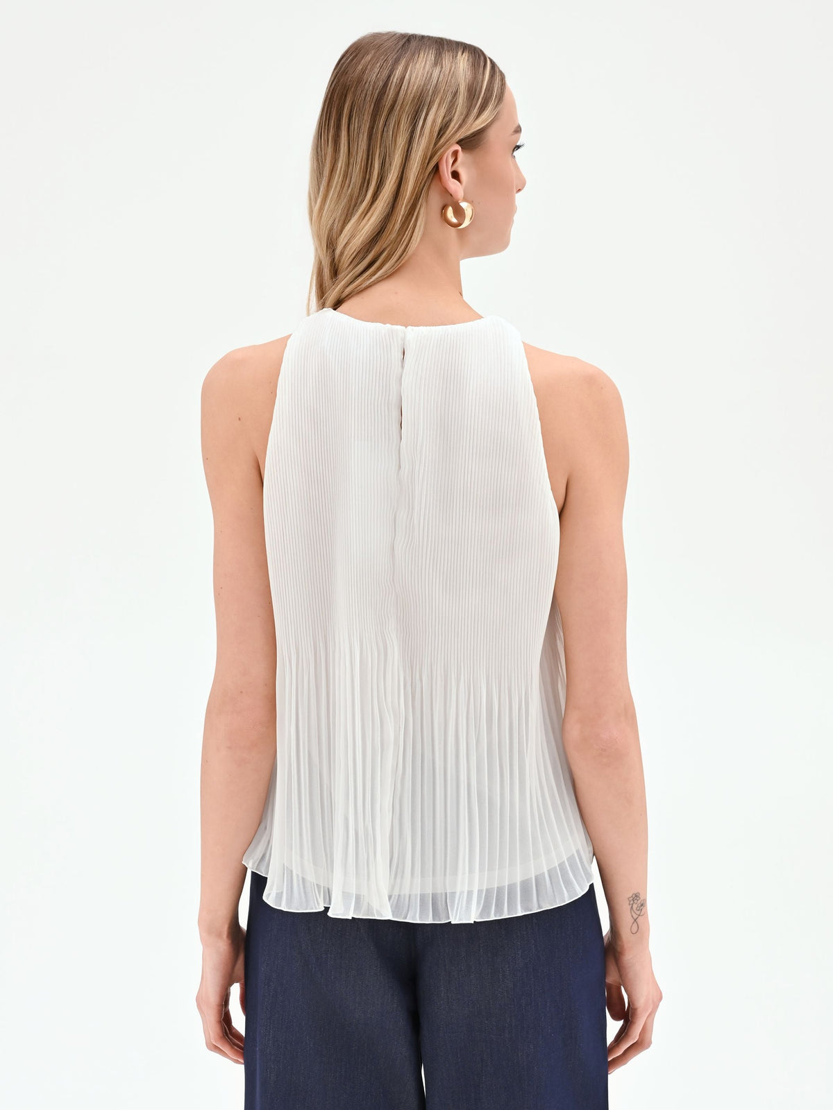 Top bianco plissettato con scollo all'americana