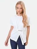 T-shirt panna bianco con drappeggio e strass