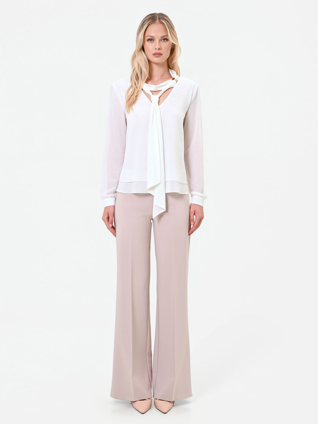 Blusa bianca con nastro lavalliere