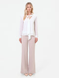 Blusa bianca con nastro lavalliere