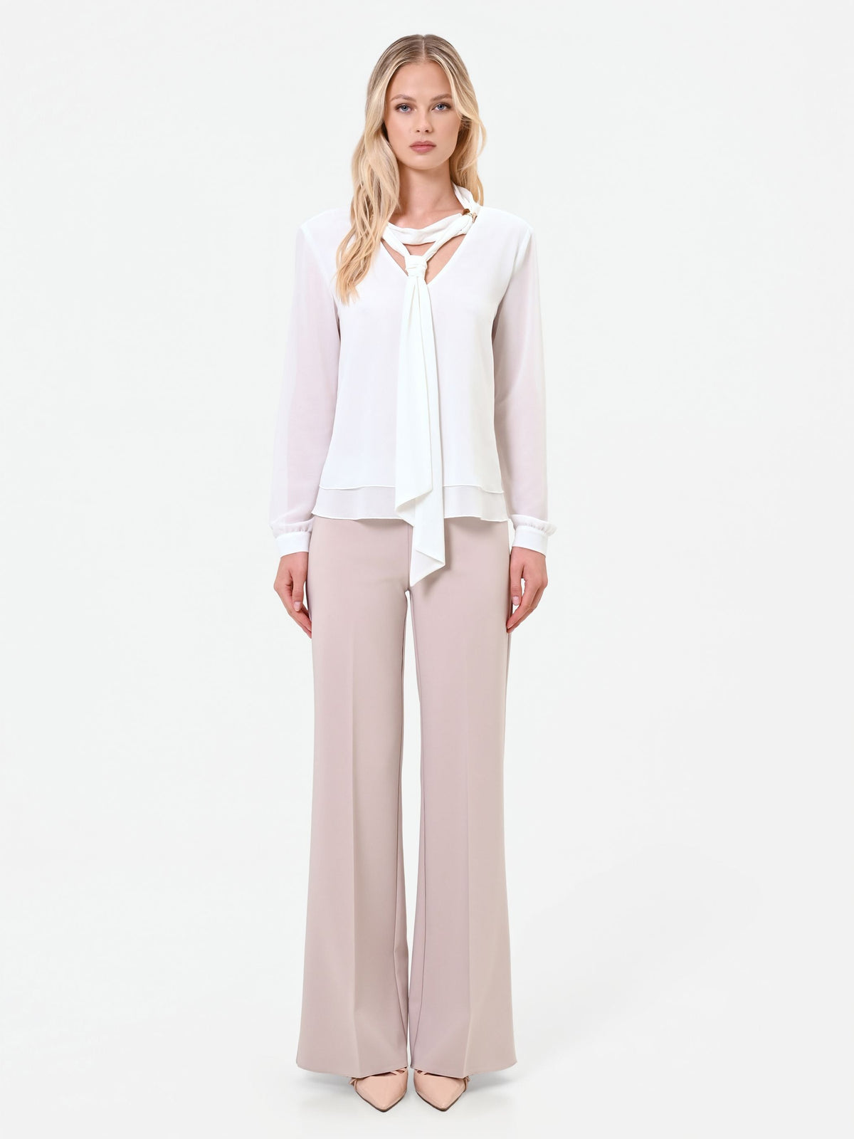 Blusa bianca con nastro lavalliere