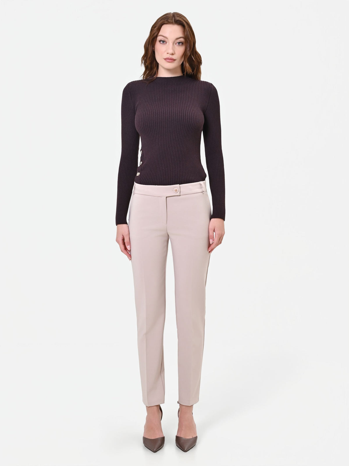Pantalone a sigaretta tortora beige con piega centrale