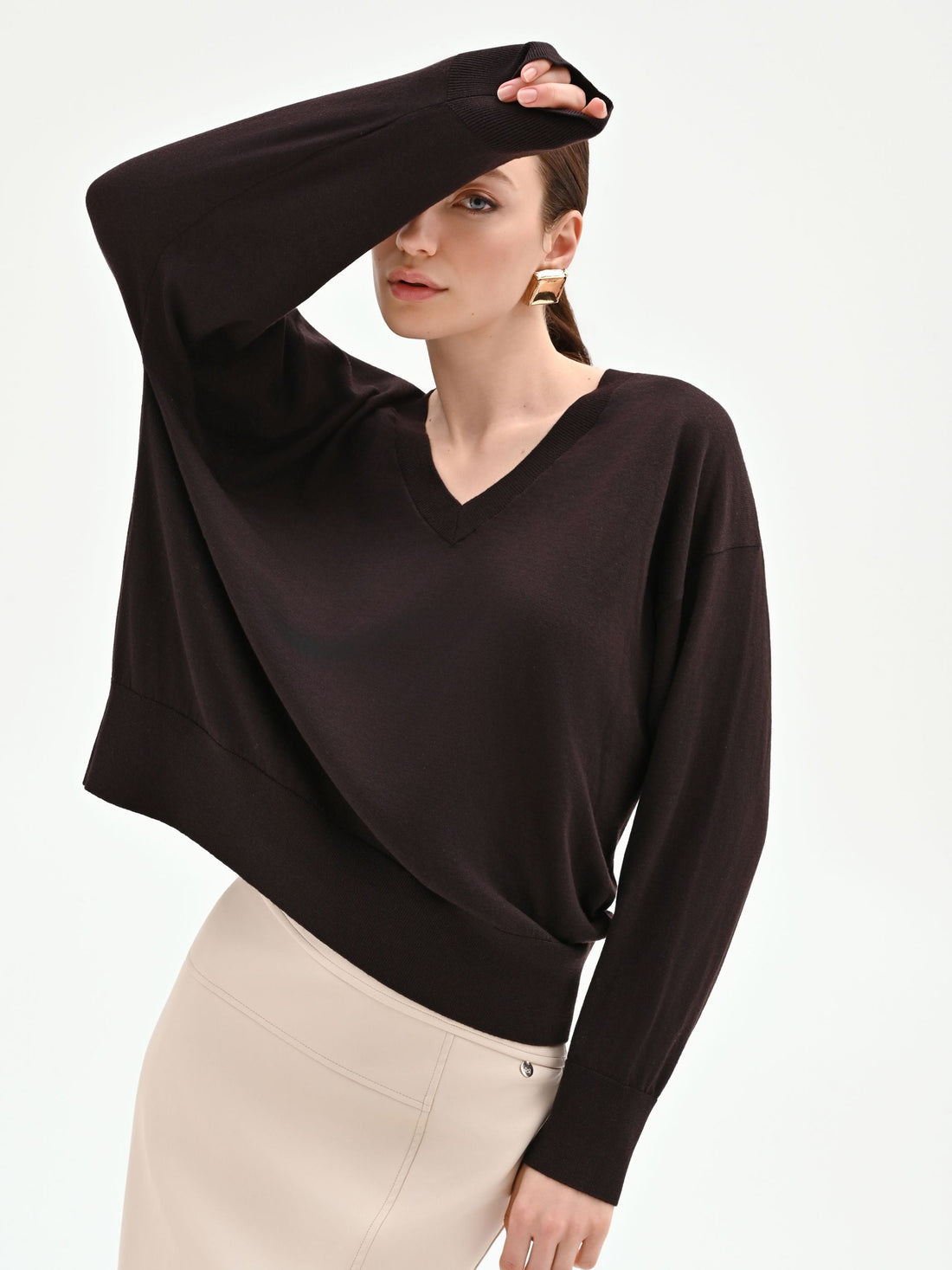 Maglia color cioccolato con scollo a v