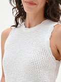 Top in maglia bianca con orli smerlati