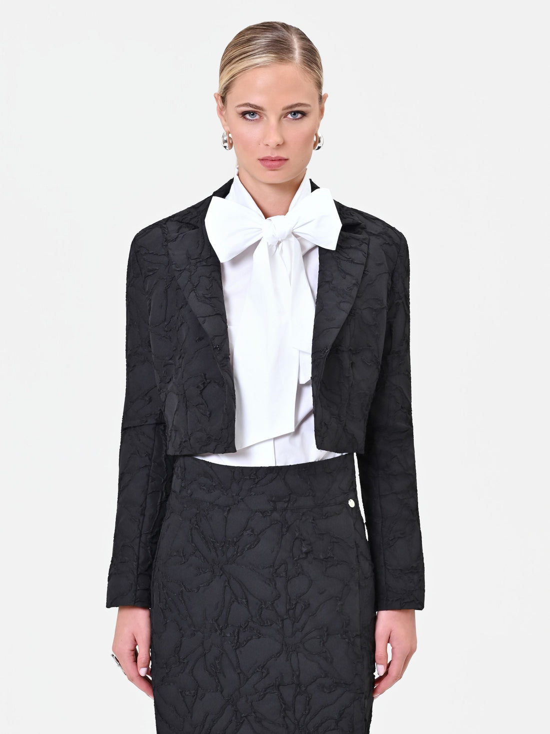 Giacca cropped nera in tessuto jacquard