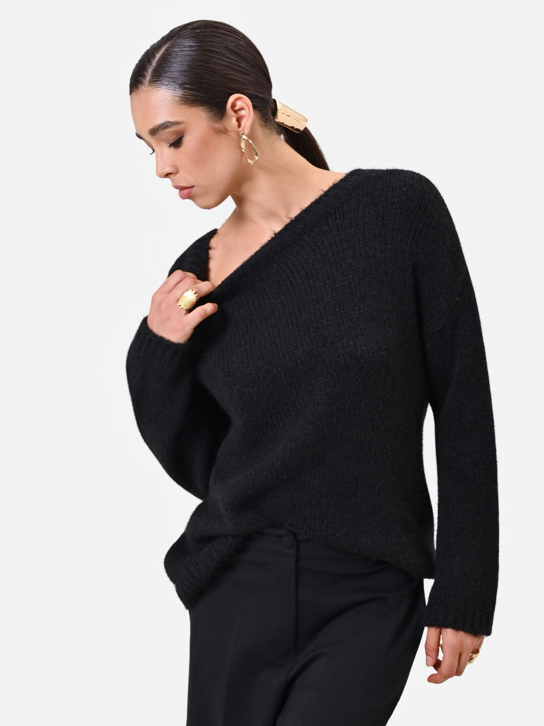 Maglia in lana nera con scollo sfrangiato