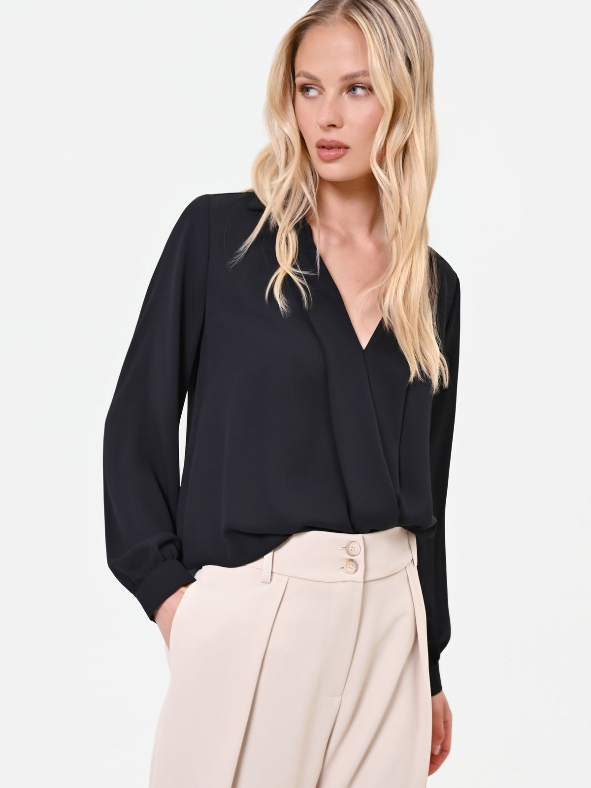 Blusa nera in raso con incrocio a portafoglio
