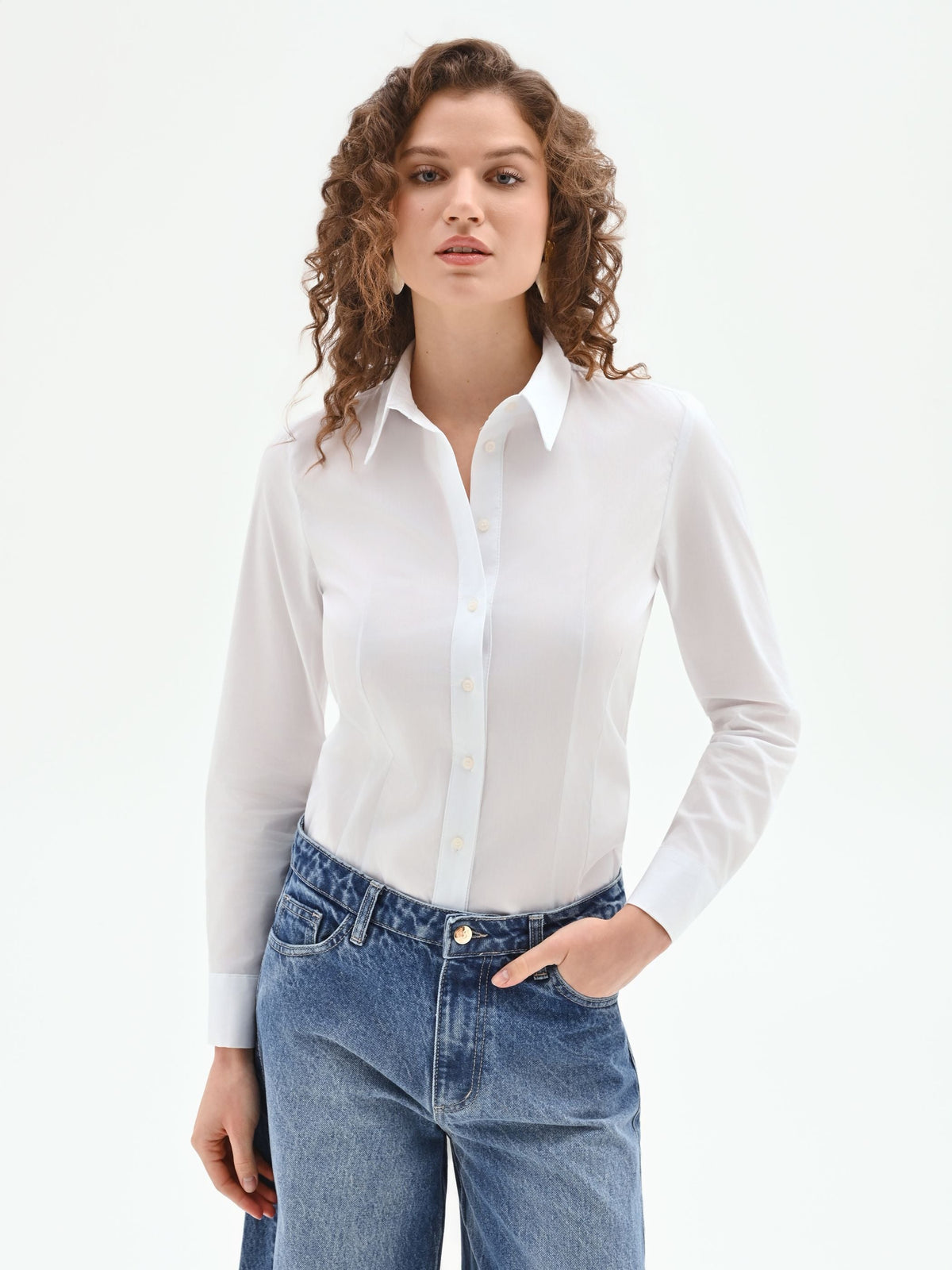 Camicia bianca sagomata in cotone