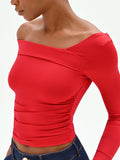 T-shirt rossa con scollo asimmetrico