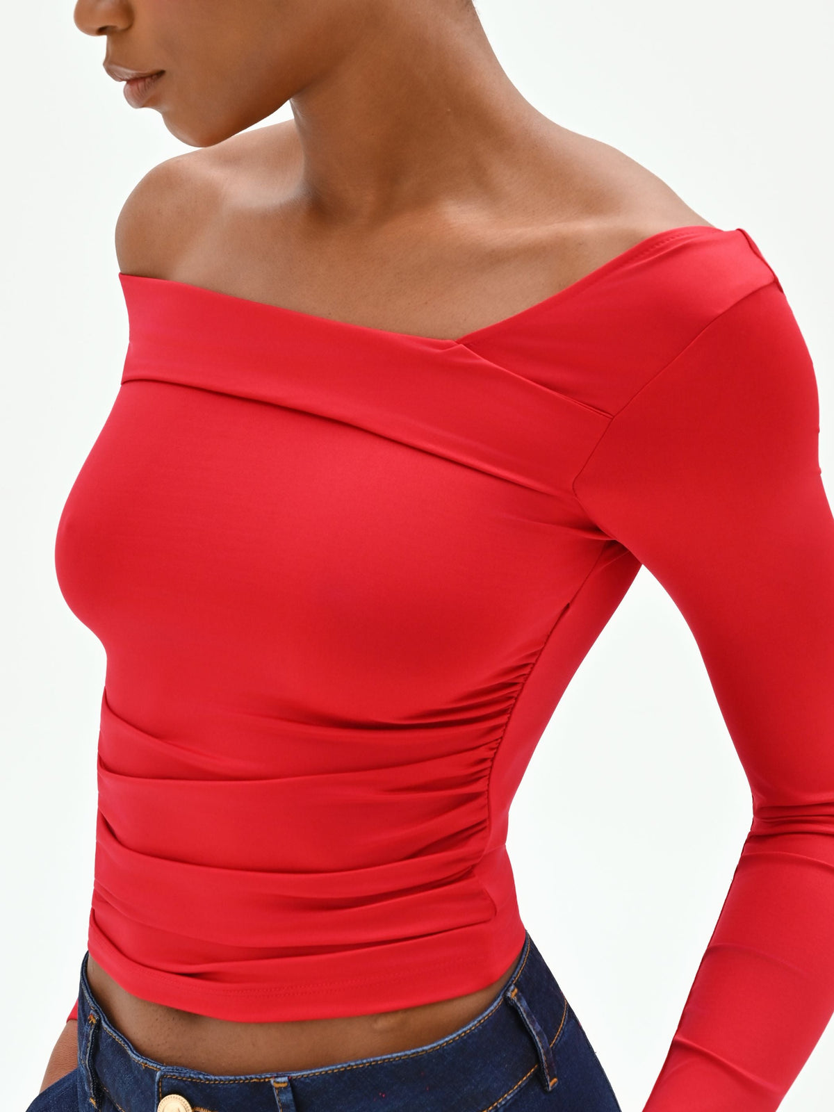 T-shirt rossa con scollo asimmetrico