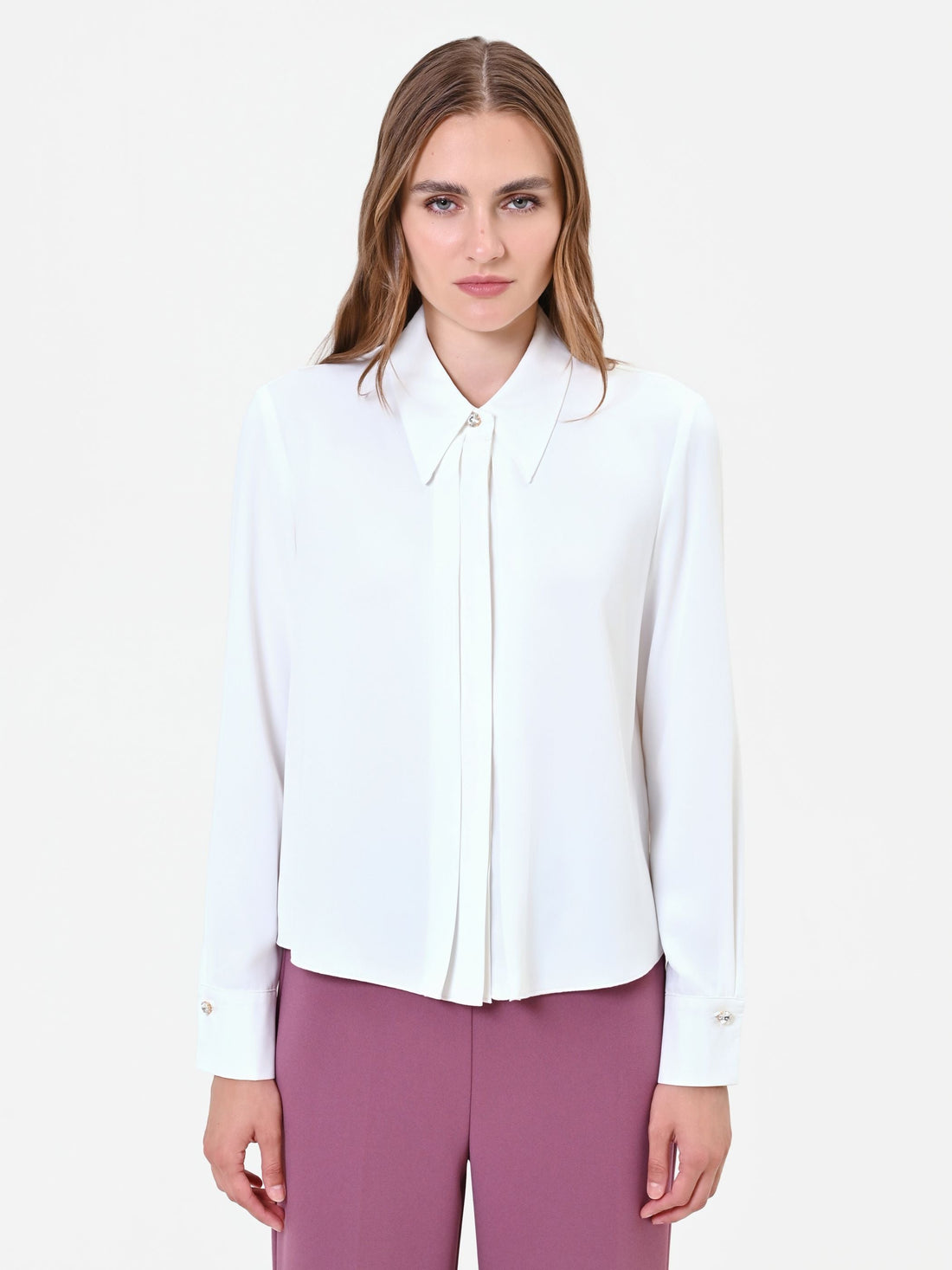 Camicia bianca con bottone gioiello