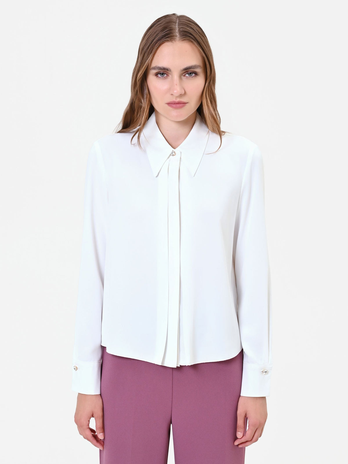 Camicia bianca con bottone gioiello