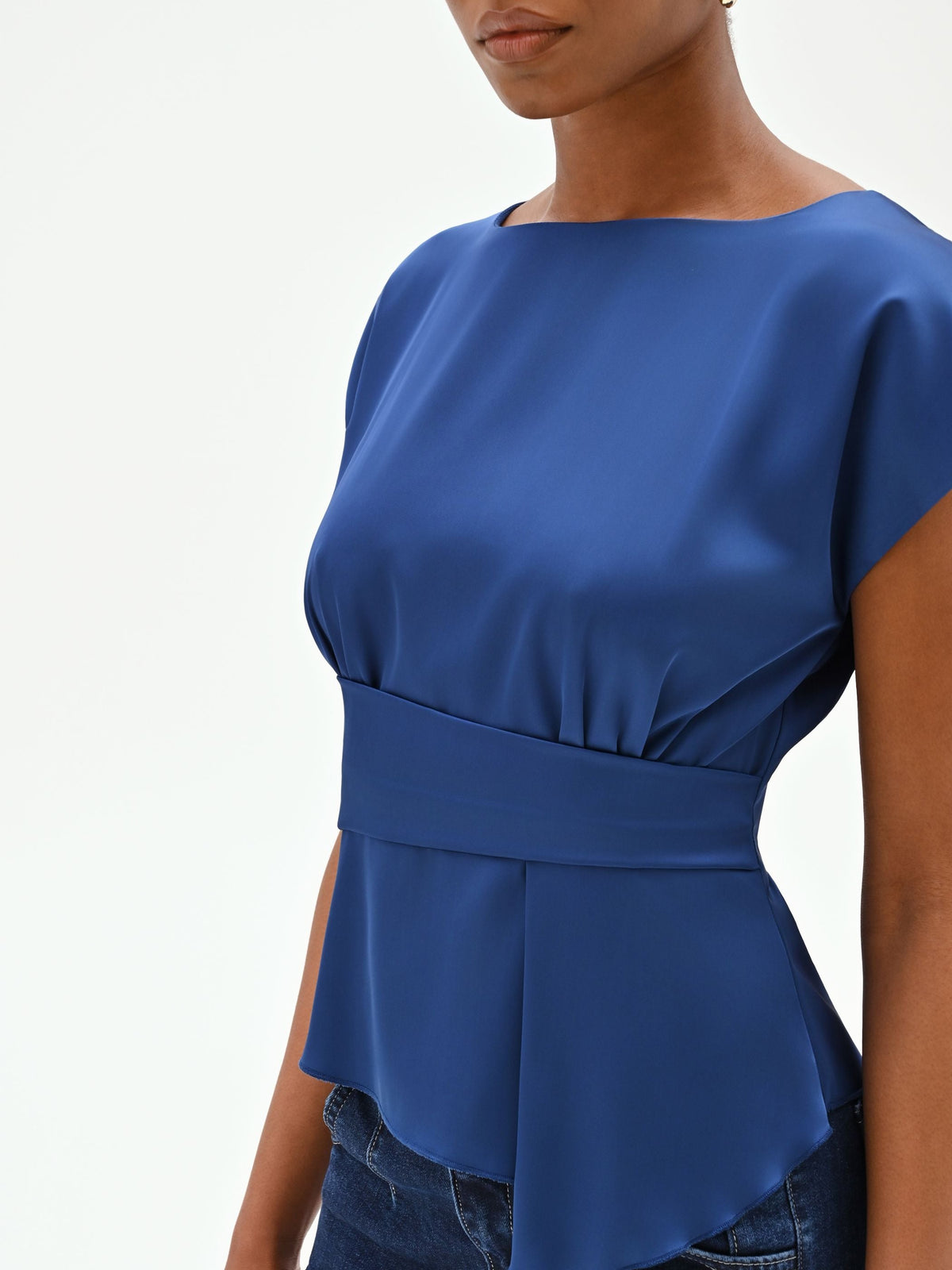 Blusa blu brillante con drappeggio in vita