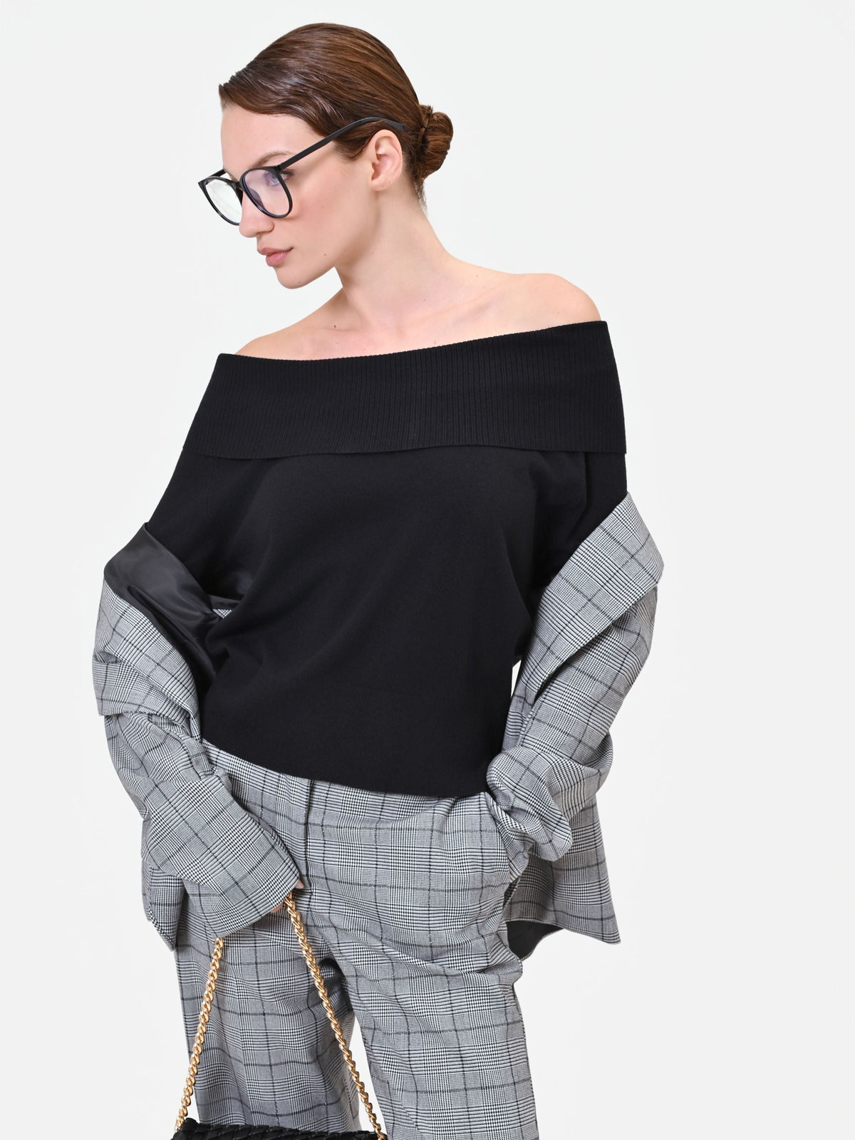 Maglione nero scollato in viscosa in misto viscosa