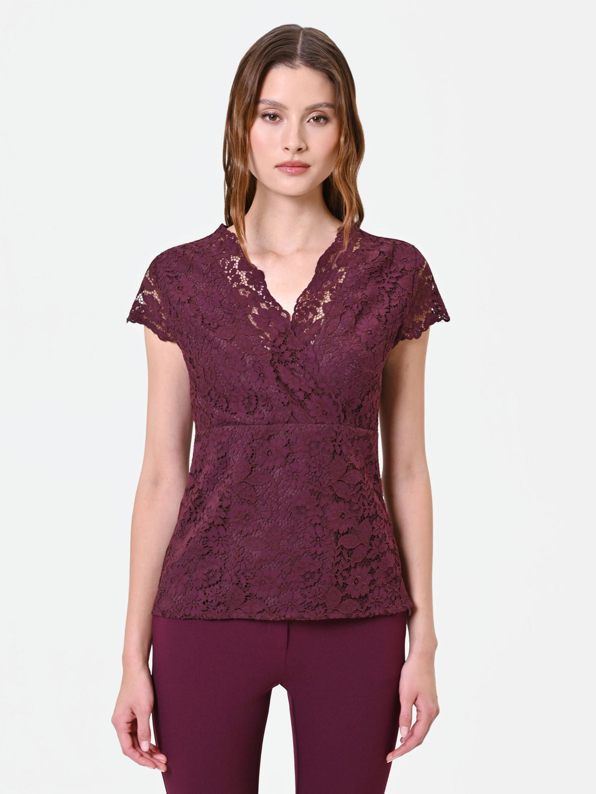 Top bordeaux in pizzo con scollo incrociato