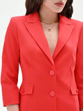 Giacca blazer rosso fragola dalla linea avvitata