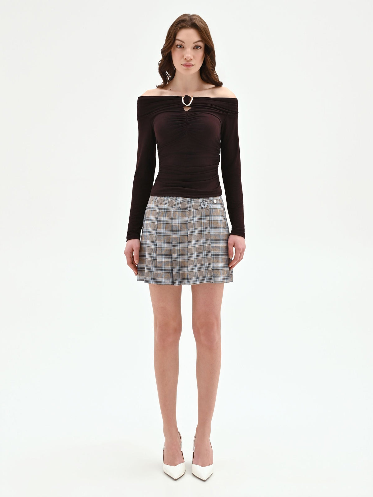 Blusa cioccolato con scollo a barchetta e arricciature