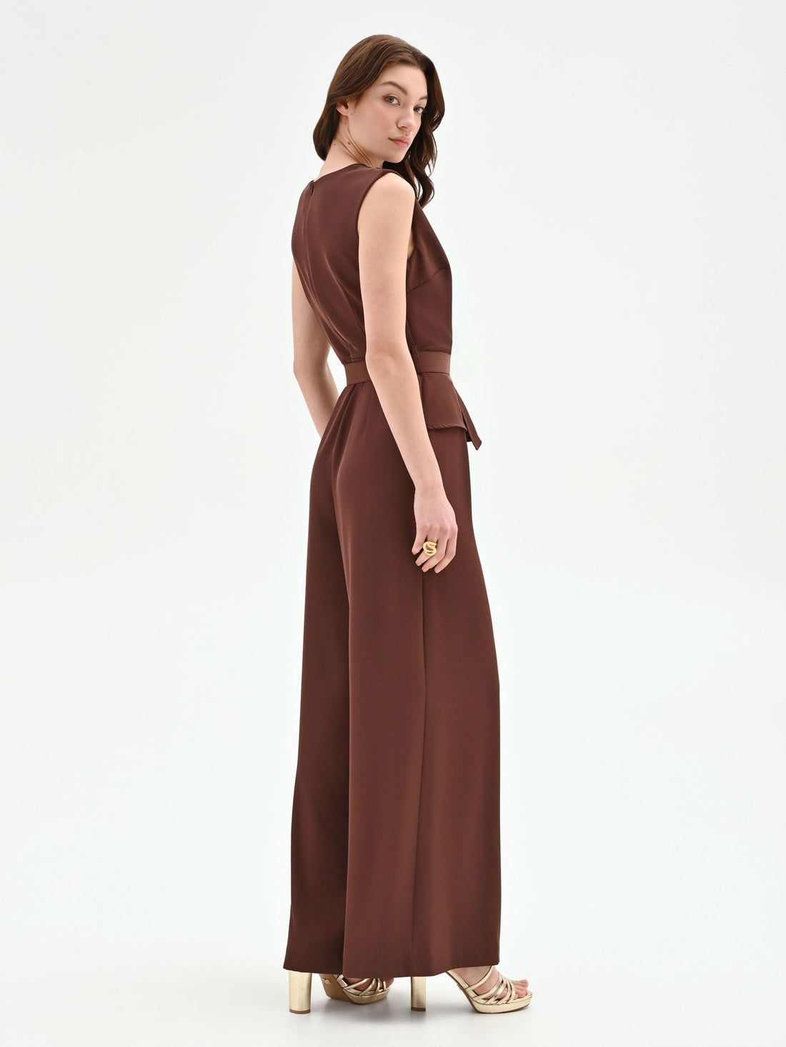 Tuta color cioccolato con pantalone palazzo