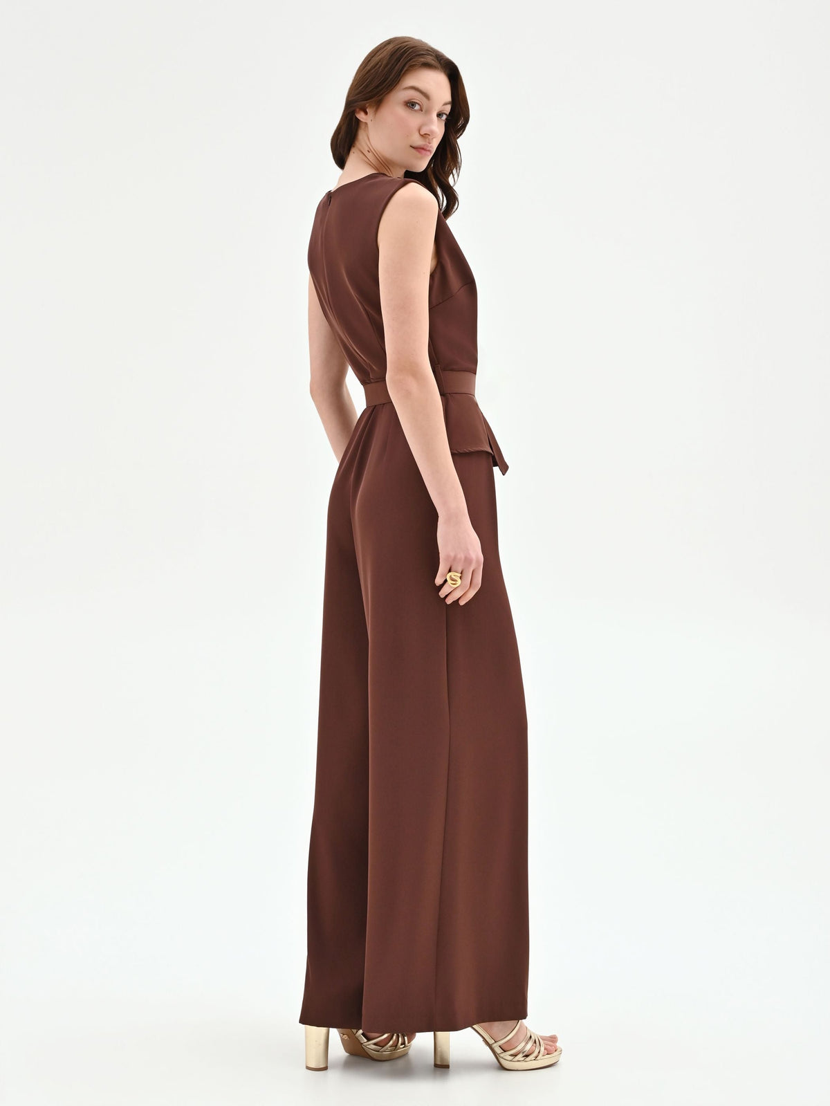 Tuta color cioccolato con pantalone palazzo