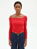 T-shirt rossa con scollo asimmetrico