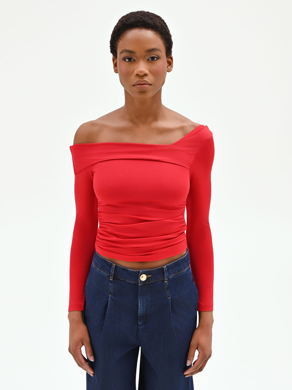 T-shirt rossa con scollo asimmetrico