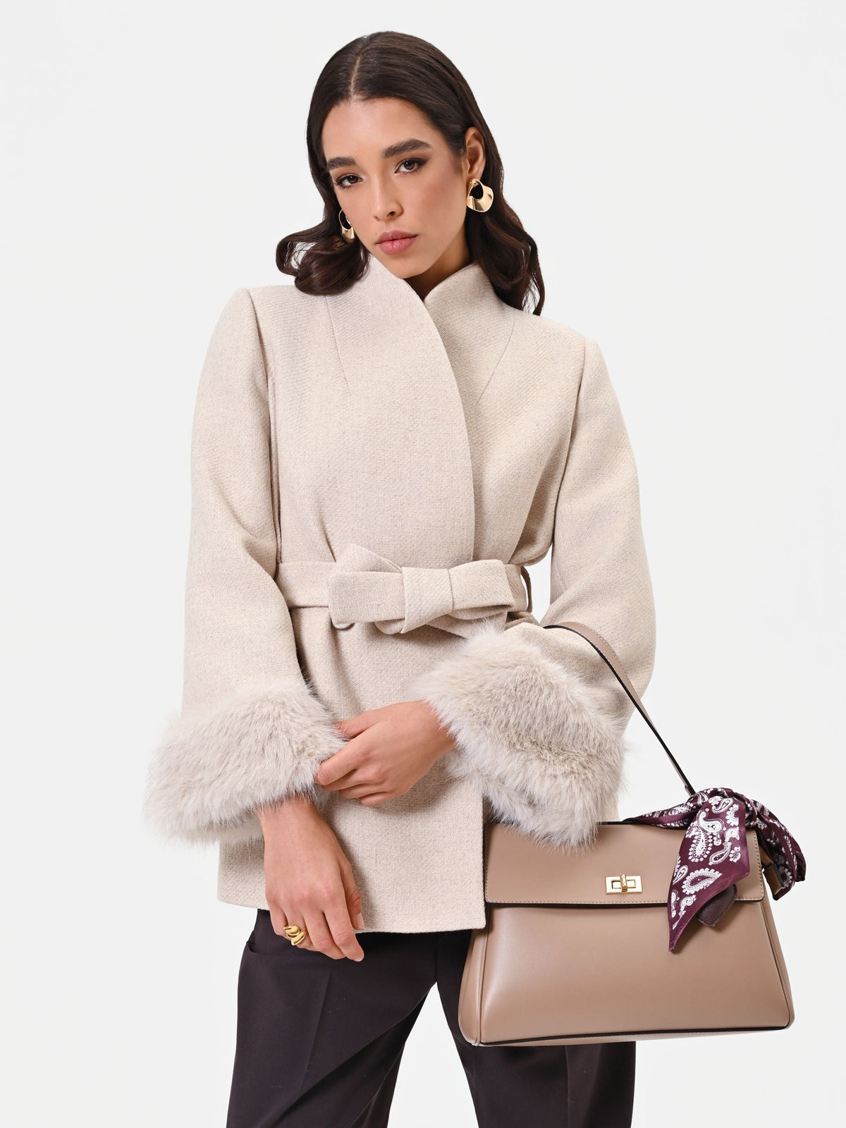 Cappotto corto beige con polsini effetto pelliccia