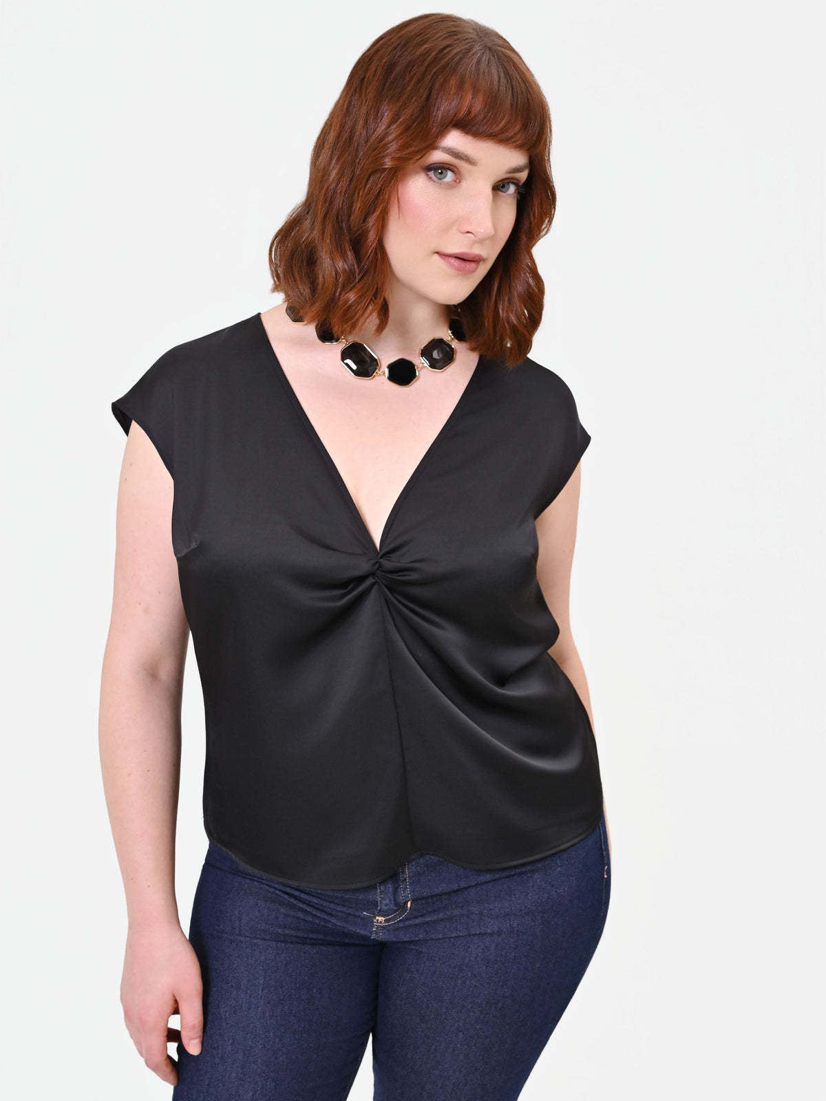 Top Curvy nero in raso con nodo centrale