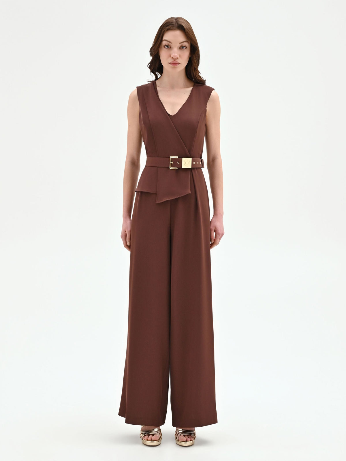 Tuta color cioccolato con pantalone palazzo