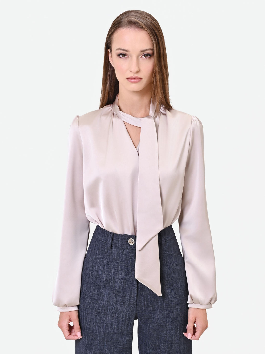 Blusa tortora beige in raso con fusciacca