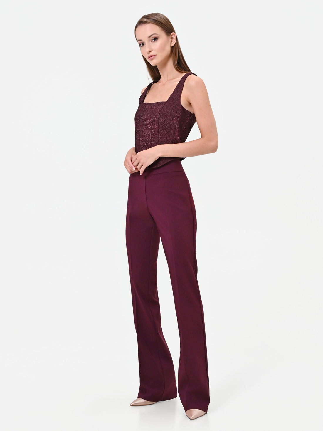 Pantalone svasato bordeaux in tessuto tecnico con fascione in vita