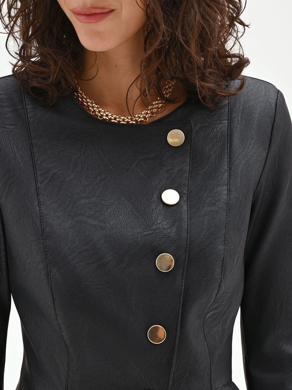 Giacca nera in similpelle con silhouette a peplo