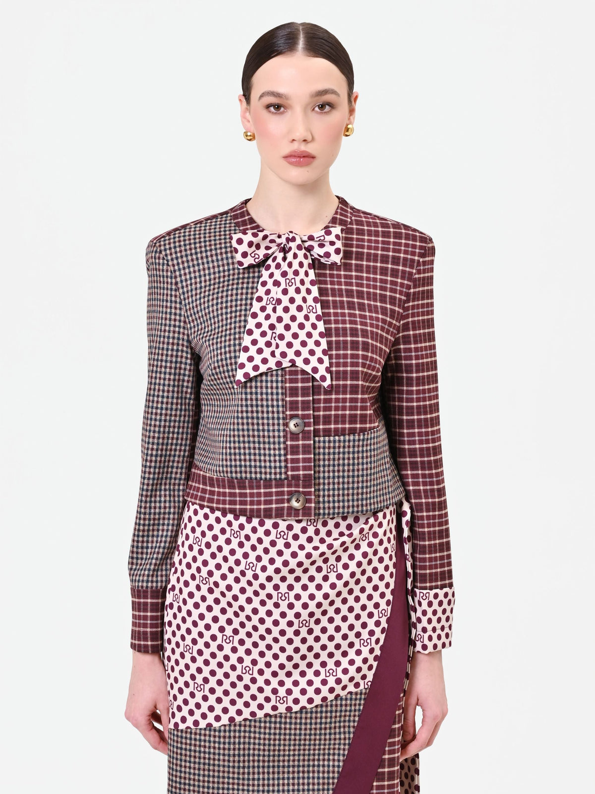 Giacca rosso bordeaux con design patchwork e fiocco
