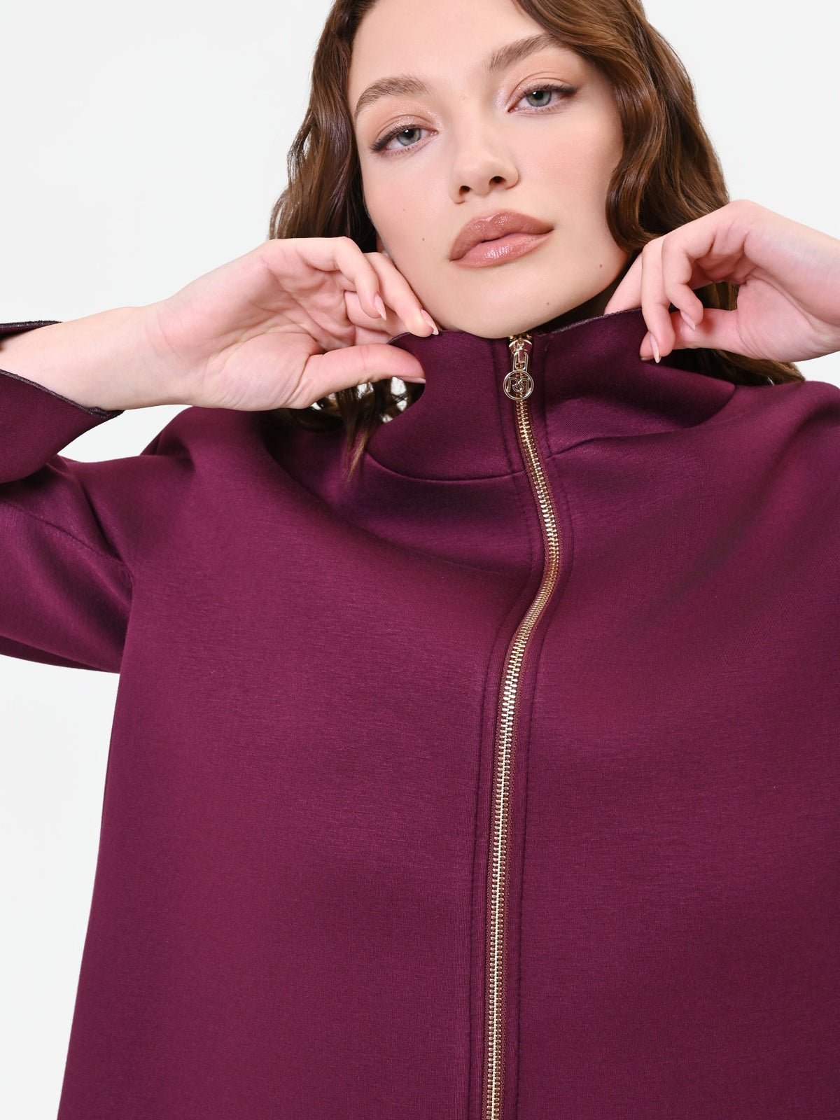 Capospalla bordeaux rosso dalla linea a cappa